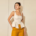 Blusa donna Valstrend con collo quadrato, spalline sottili e design irregolare, tessuto leggero e stile moderno.