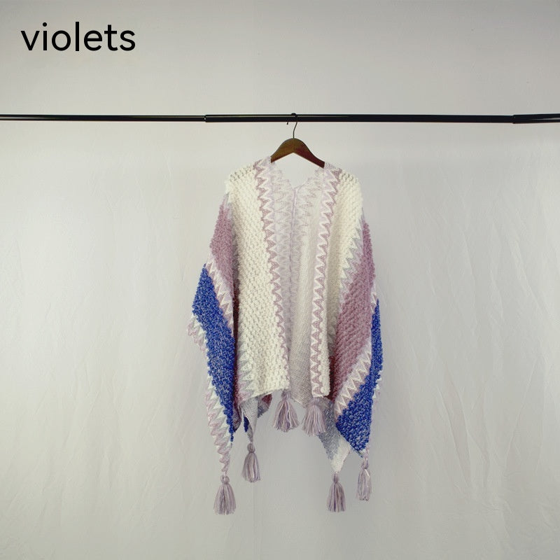Sciarpa etnica da viaggio, stile doppio uso, con dettagli colorati e tessuto leggero, ideale come mantella o foulard.