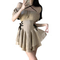 Vestito corto con maniche corte e cintura annodata, marca Valstrend, in tessuto leggero e stile estivo.