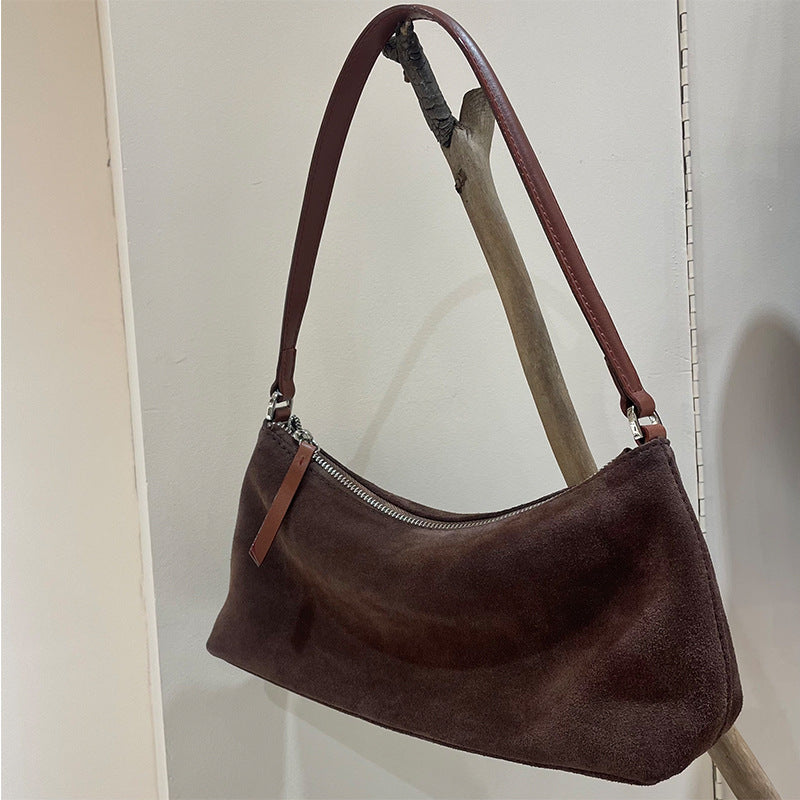 Borsa a spalla Valstrend in pelle di vitello opaca con manici corti e design retrò in stile baguette in suede.