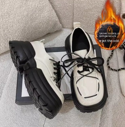 Scarpe college in pelle morbida Valstrend Dad Lace-up D'Lites con lacci e suola resistente, stile classico e confortevole.