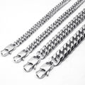 Collana da uomo in acciaio inossidabile con doppia fibbia e superficie levigata, stile robusto e moderno in titanio steel.