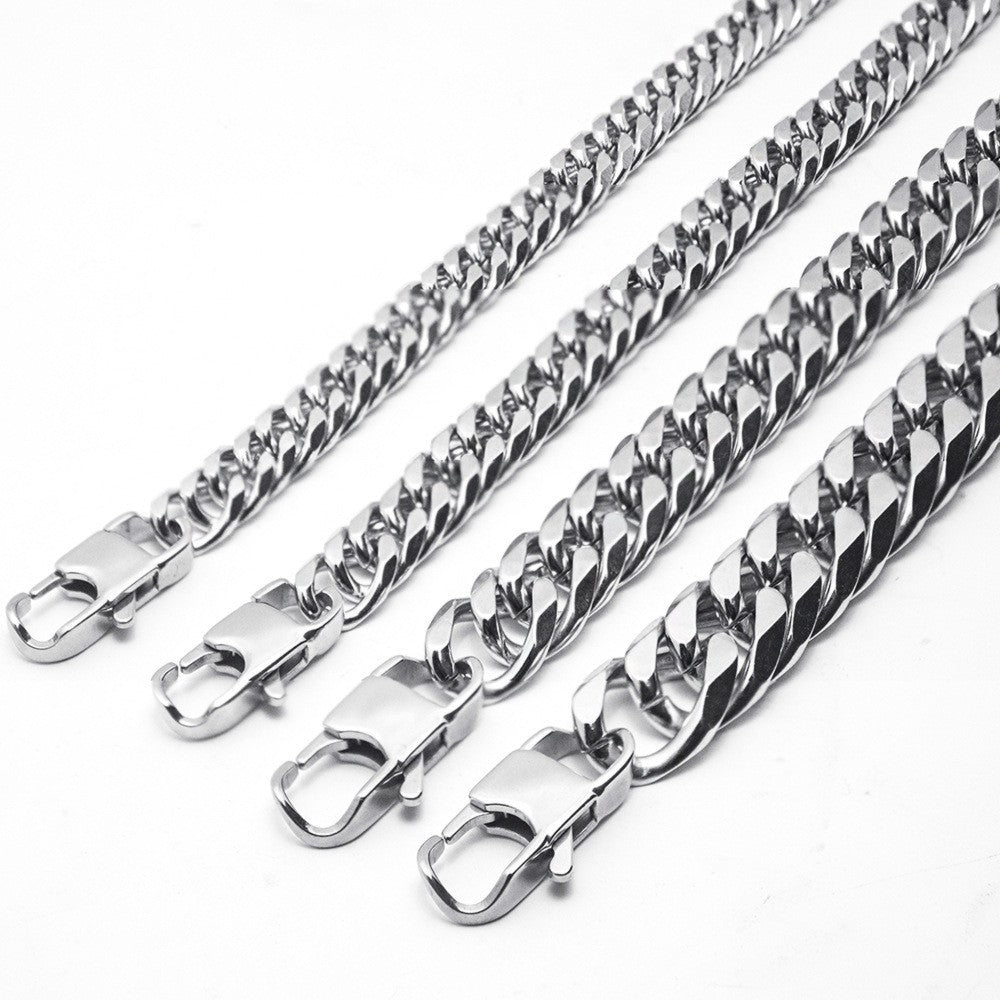 Collana da uomo in acciaio inossidabile con doppia fibbia e superficie levigata, stile robusto e moderno in titanio steel.
