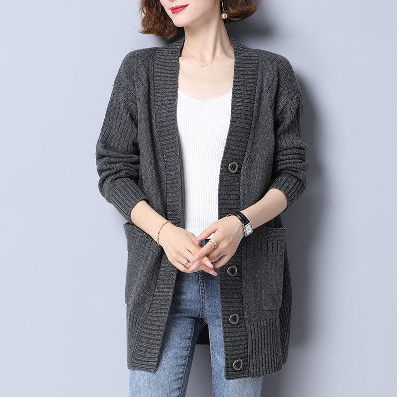 Cardigan donna in maglia morbida e larga di media lunghezza, stile coat, marca Valstrend, ideale per look casual e comodi