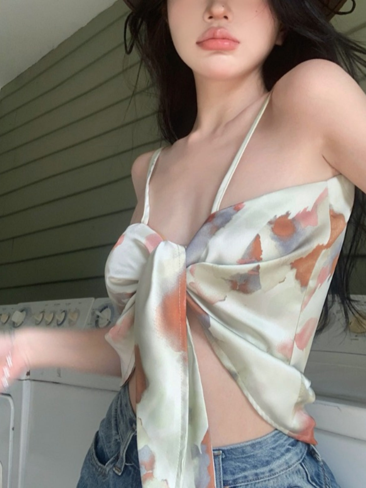 Top bandeau sling retro con fiocco in pizzo, vestito Valstrend con stampa floreale e dettagli vintage, ideale per look estivi.
