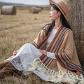 Cappotto cardigan etnico retrò con nappe e maglia rovesciata, stile vintage, in tessuto caldo e decorativo.