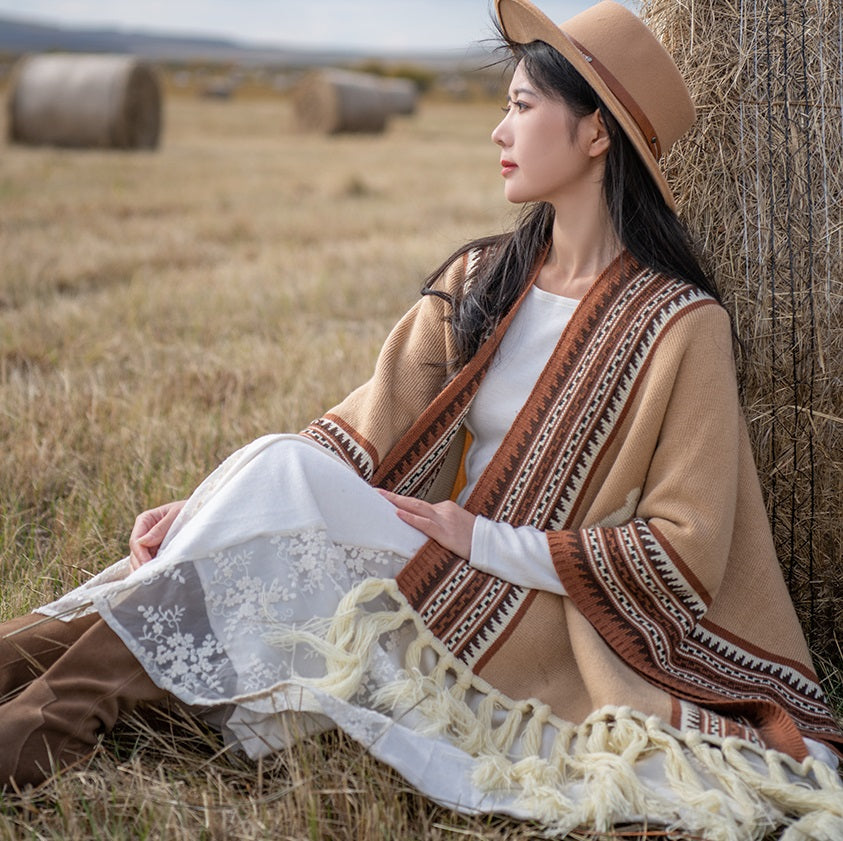 Cappotto cardigan etnico retrò con nappe e maglia rovesciata, stile vintage, in tessuto caldo e decorativo.