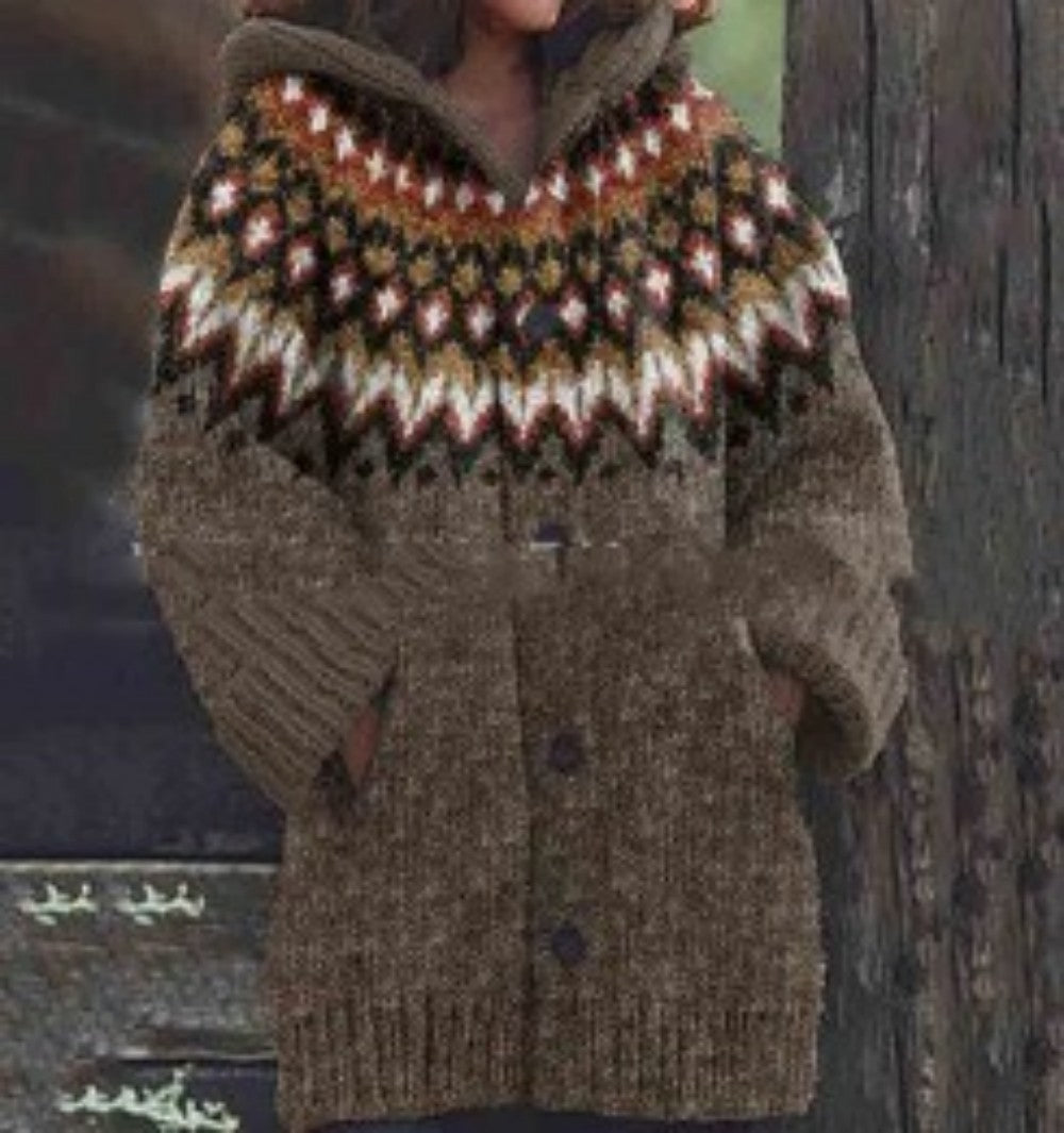 Giacca retrò con cappuccio in maglia lazy, stile casual, marca Valstrend Shop, dettagli visibili in tessuto caldo e morbido.