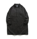 Cappotto trench workwear retrò a metà lunghezza, versatile e adatto a spostamenti, di marca Valstrend shop, vista frontale.
