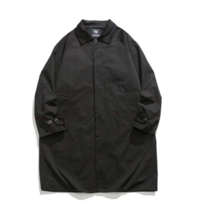 Cappotto trench workwear retrò a metà lunghezza, versatile e adatto a spostamenti, di marca Valstrend shop, vista frontale.