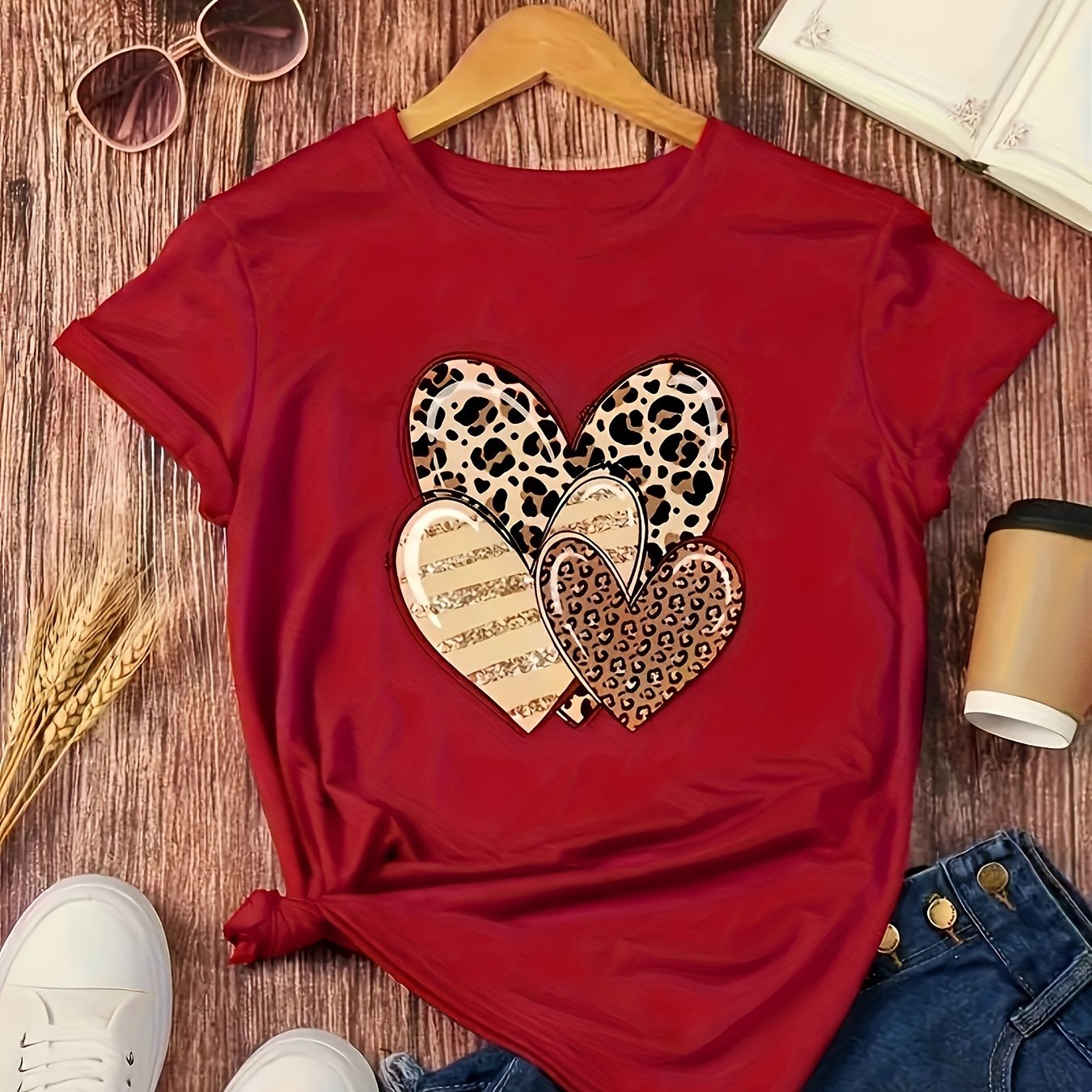 T-shirt donna Valstrend con scollo rotondo, maniche corte, stampa leopardata a cuore e tessuto elasticizzato in poliestere ed elastan.