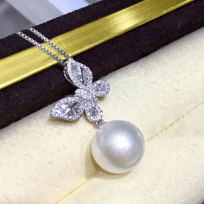 Set di gioielli con farfalla, perle e zirconi raffinati, prodotto da Valstrend, elegante e delicato, perfetto per ogni occasione.