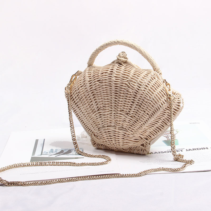 Borsa a spalla femminile in tessuto intrecciato con catena, forma di conchiglia, di marca Valstrend.