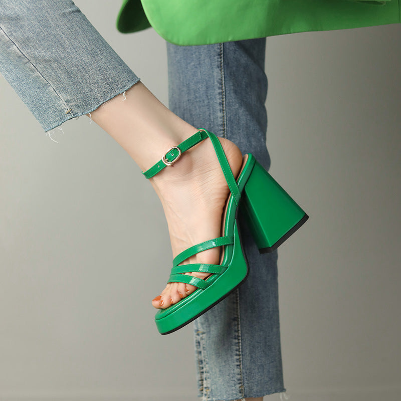 Scarpe femminili Valstrend stile romano, tacchi alti europei e americani, design alla moda e dettagli eleganti.