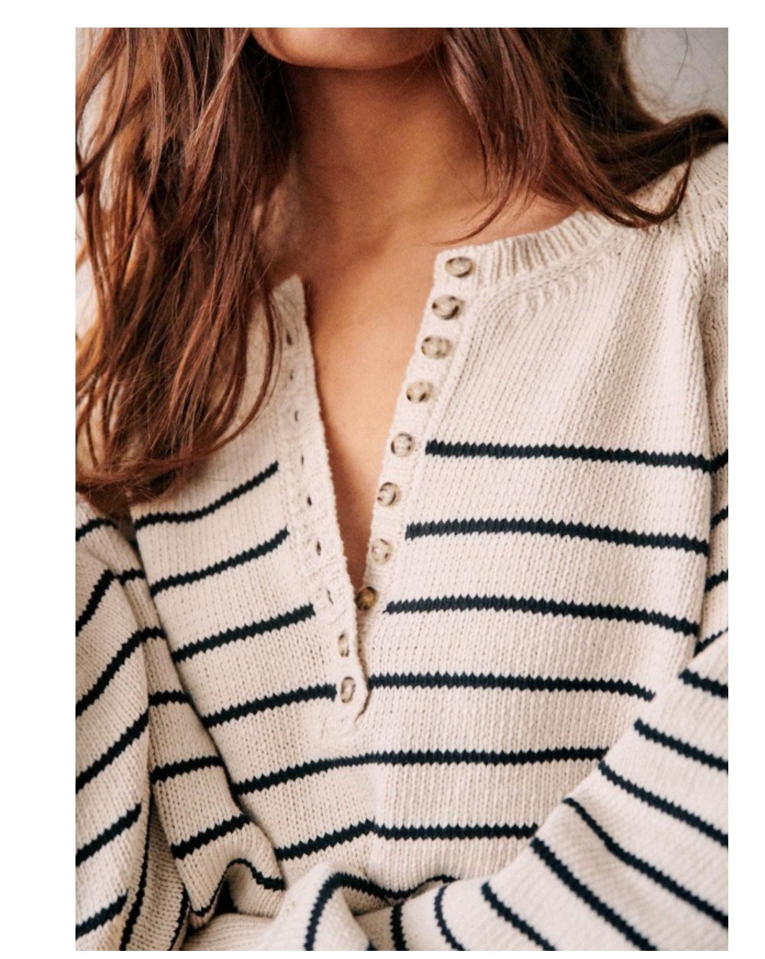 Maglione donna Valstrend Shop a righe vintage con bottoni, maniche a sbuffo e colletto rotondo, stile moda femminile.