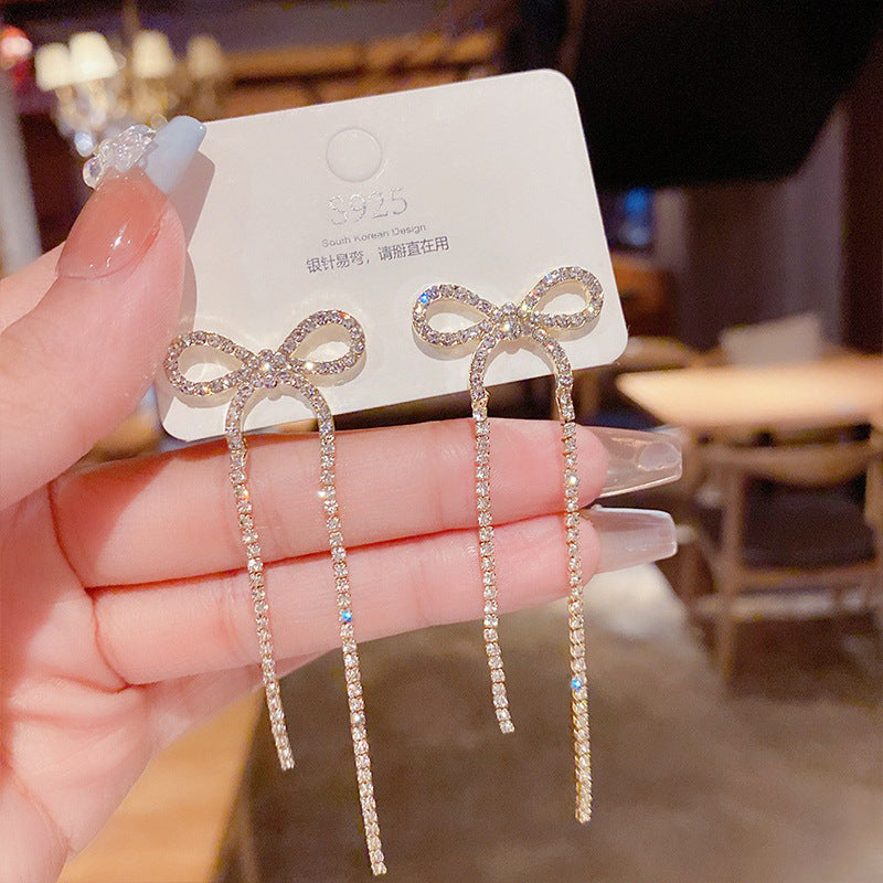 Orecchini in argento sterling con perle di lusso, design elegante e raffinato, perfetti per un look sofisticato e femminile.