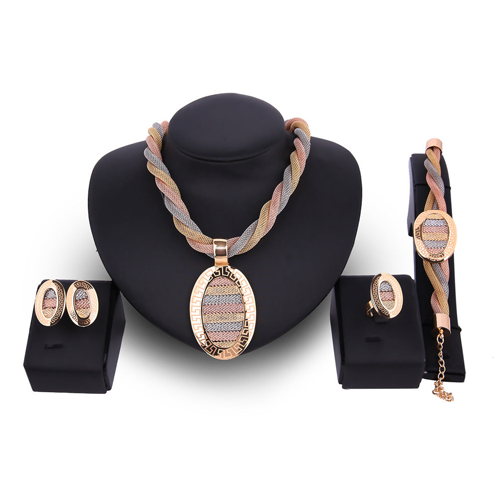 Set di gioielli in necklace, orecchini e bracciali Valstrend, quattro pezzi con design elegante e dettagli raffinati.