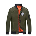 Giacca bomber casual in nylon stile baseball, marca Valstrend, con tasche e chiusura frontale, stile sportivo e moderno.