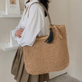 Borsa tote casual in paglia per l'inverno, stile alla moda, con dettagli eleganti e spazio per gli oggetti quotidiani.