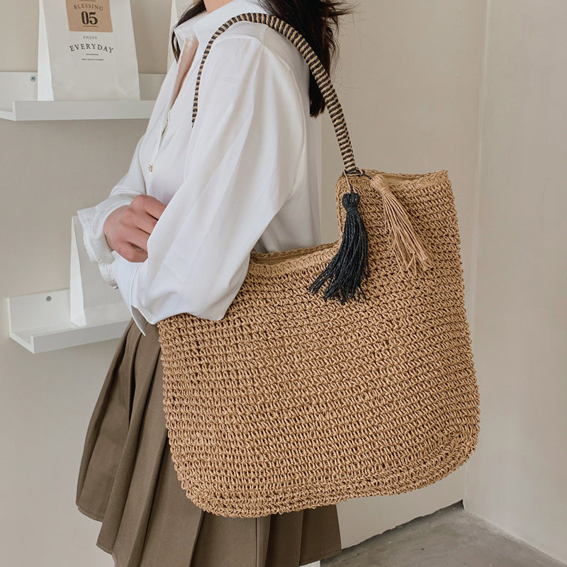 Borsa tote casual in paglia per l'inverno, stile alla moda, con dettagli eleganti e spazio per gli oggetti quotidiani.