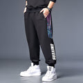 Pantaloni jogger oversize da uomo Valstrend shop, morbidi e comodi, in tessuto casual, visibili su sfondo neutro.