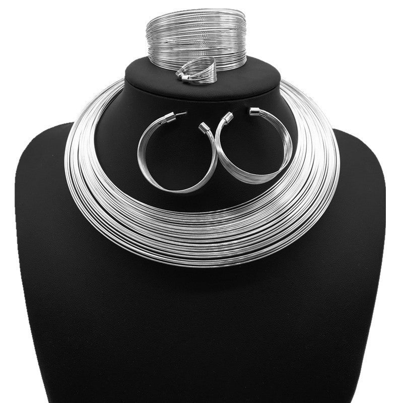 Set di collana da sposa Nigeria Valstrend con quattro collane in lega colorata, accessori tradizionali e dettagli eleganti.