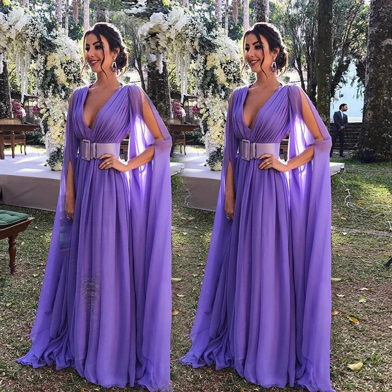 Vestito lungo con scollo a V profondo e vita alta, modello Valstrend, in tessuto elegante e aderente.