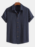 Camicia uomo a righe con stampa digitale a maniche corte Valstrend, vista frontale con colletto e bottoni.