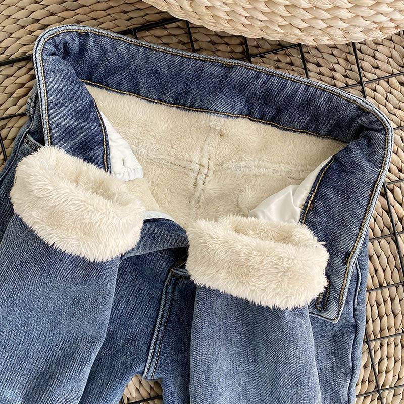 Jeans spessi in pelle di agnello per donna Valstrend shop, dettaglio di cuciture e stile elegante.