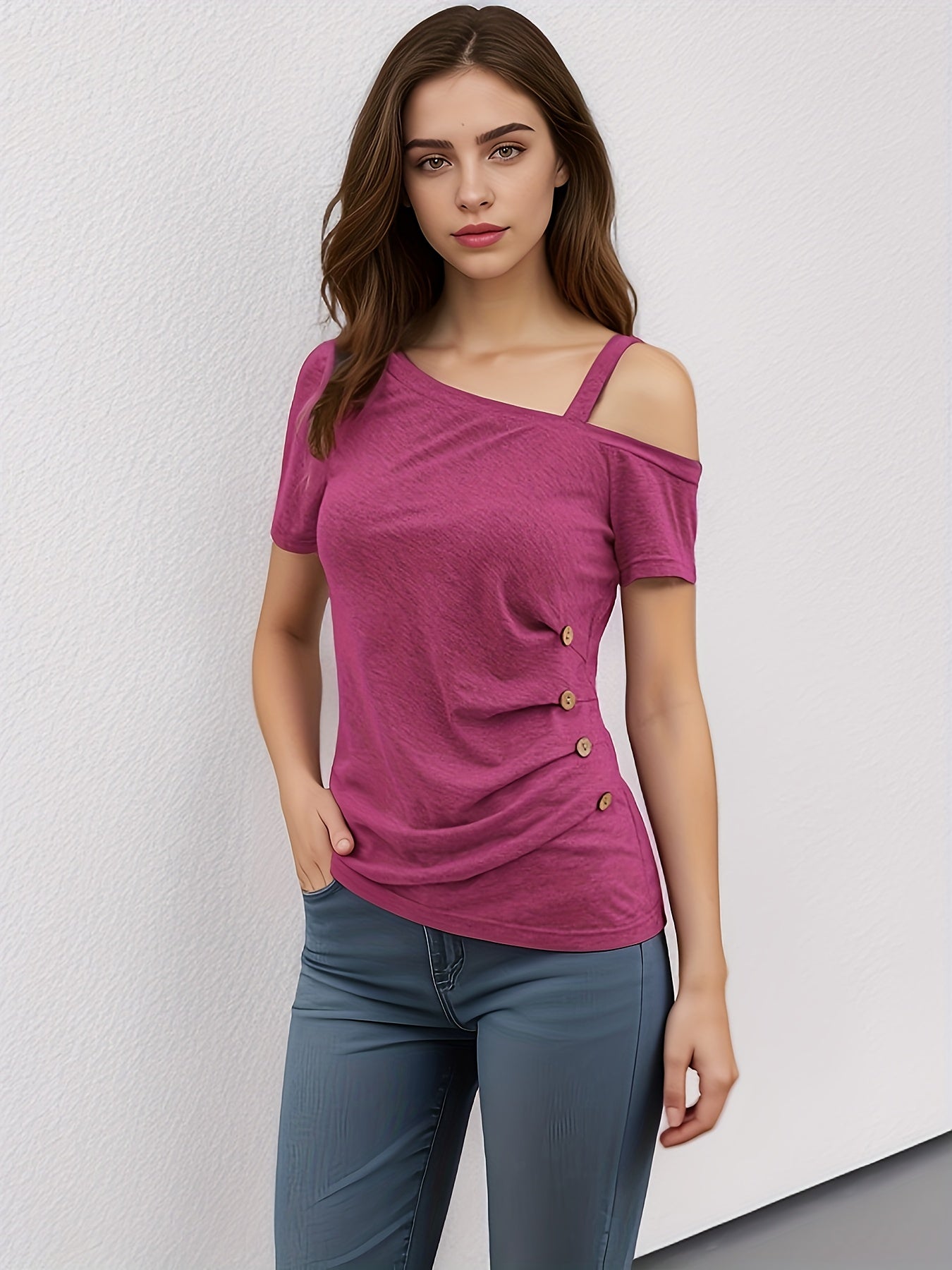 T-shirt donna Valstrend con spalla scoperta, collo asimmetrico, bottoni decorativi e maniche corte, stile casual estivo e primaverile