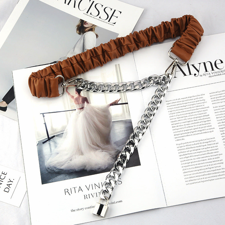 Cintura decorativa in argento per donna con catena, dettaglio elegante e alla moda, perfetta per completare il look.