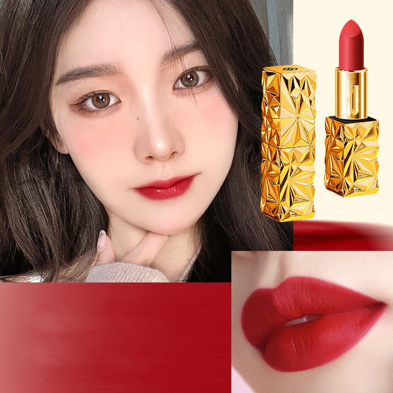 Rossetto opaco e resistente di Valstrend shop, lucido e difficile da rimuovere, mostra il colore intenso e la finitura matte.