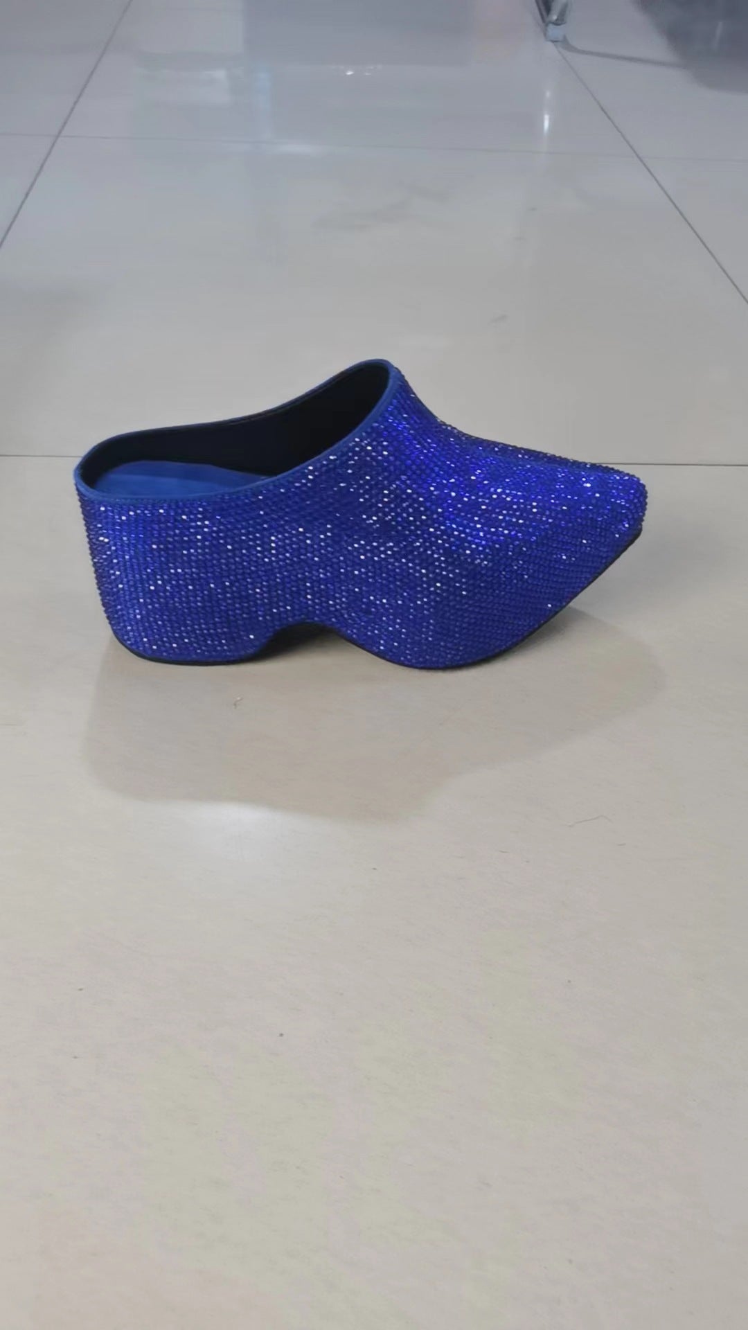 Décolleté femminili Valstrend in primavera e estate, scarpe con tacco alto, stile elegante e colorato, ideali per la stagione calda.