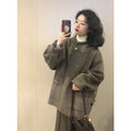 Cappotto corto in tweed per donna Valstrend Shop, dettaglio tessuto e stile elegante, indossato da una donna.
