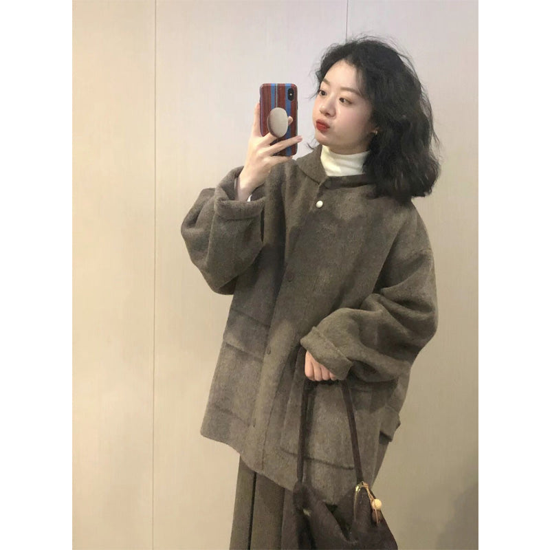 Cappotto corto in tweed per donna Valstrend Shop, dettaglio tessuto e stile elegante, indossato da una donna.
