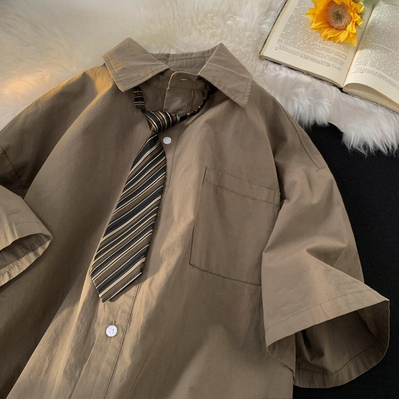 Uniforme estivo per giovani Valstrend, con colletto semplice e maniche corte, ideale per un look casual e comodo.