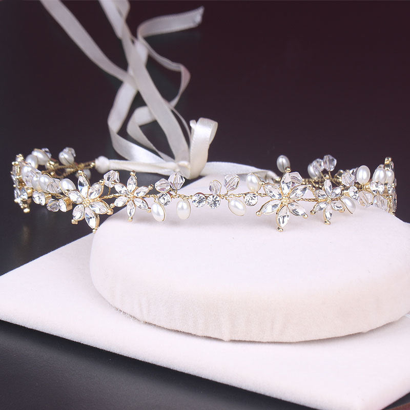 Decorazioni di nozze fatte a mano per sposa, ornamenti eleganti e dettagliati, ideali per matrimonio romantico e raffinato.