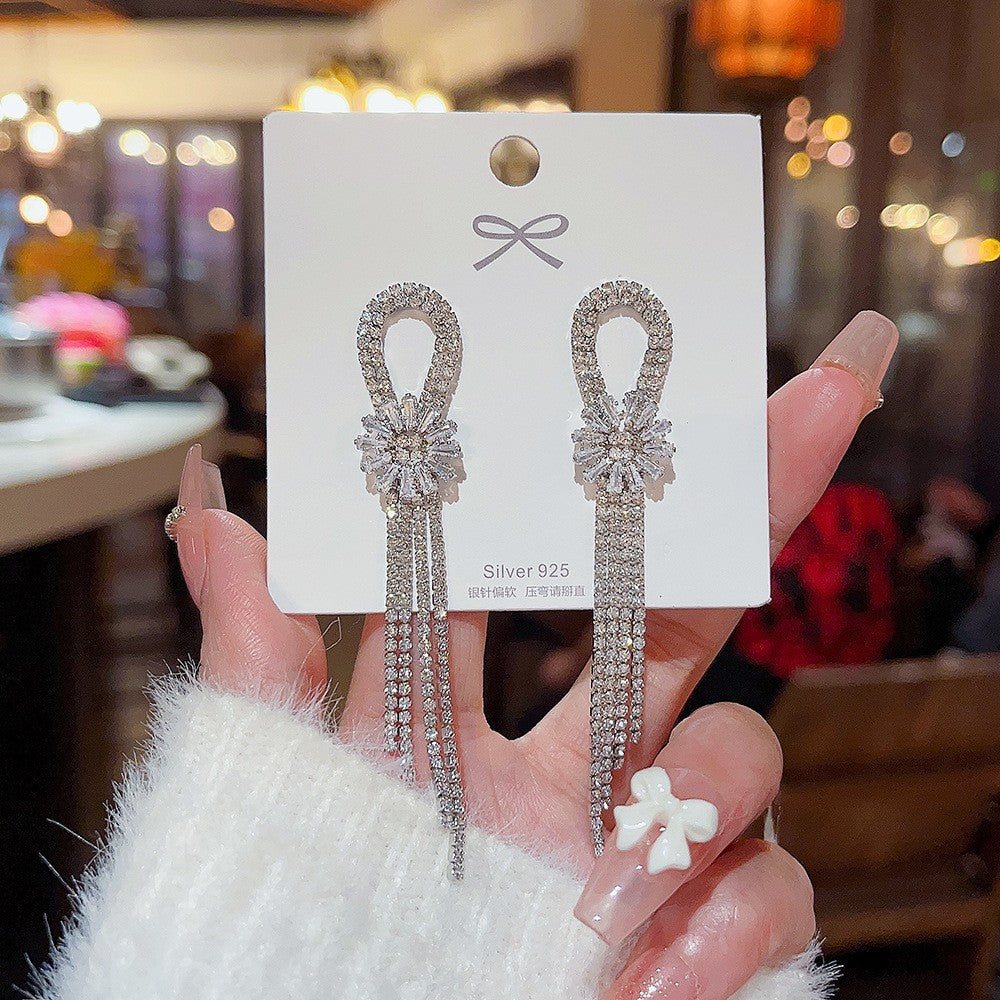 Orecchini eleganti in argento sterling con perle di lusso, design sottile e sofisticato, perfetti per uno stile raffinato e femminile.