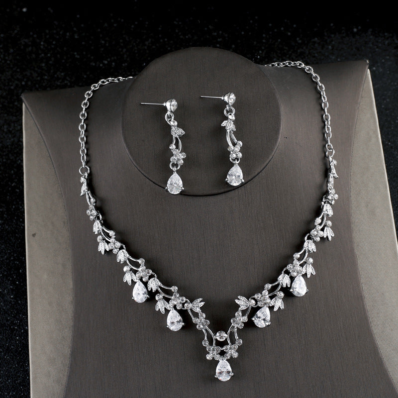 Set di collana e orecchini con zirconi semplici per sposa, damigella o feste, gioielli eleganti Valstrend shop.