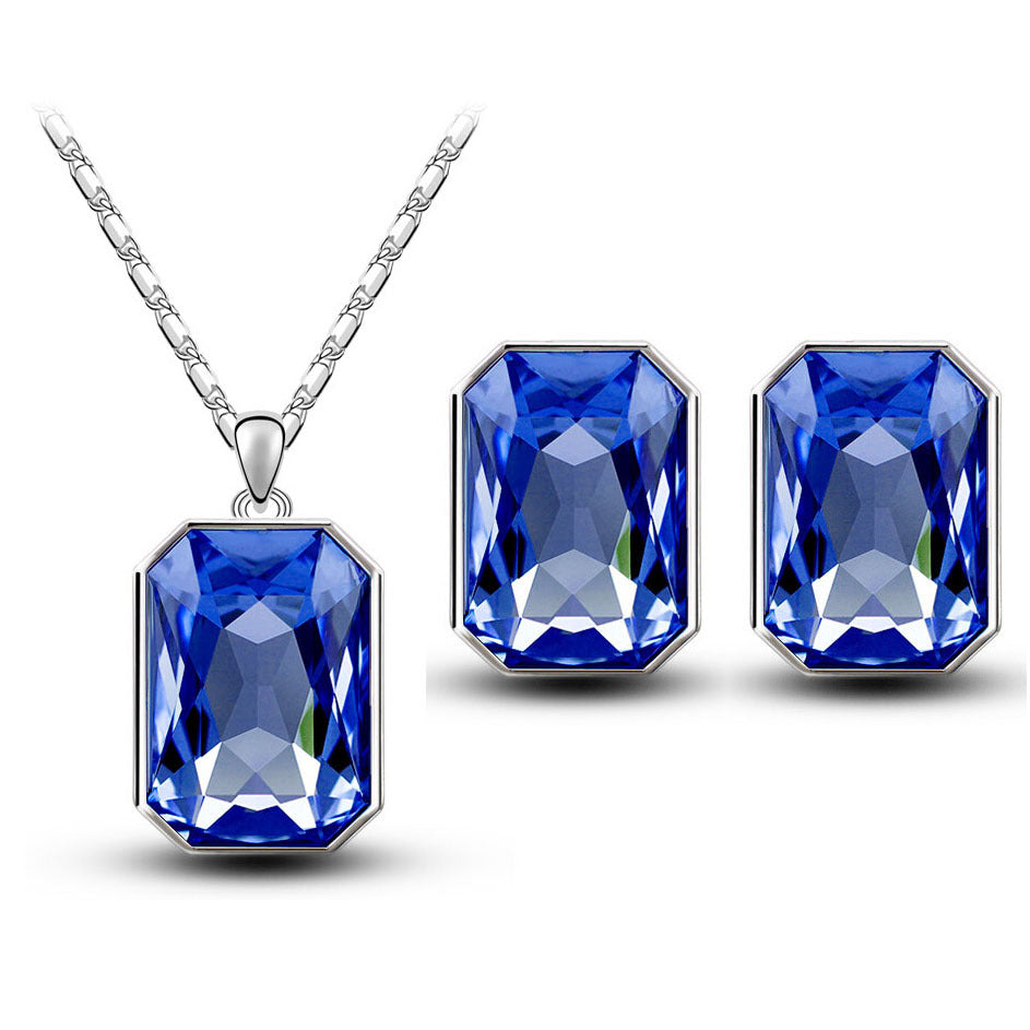Collana di cristallo Valstrend shop con pendente brillante e dettagli eleganti, indossata su sfondo neutro.