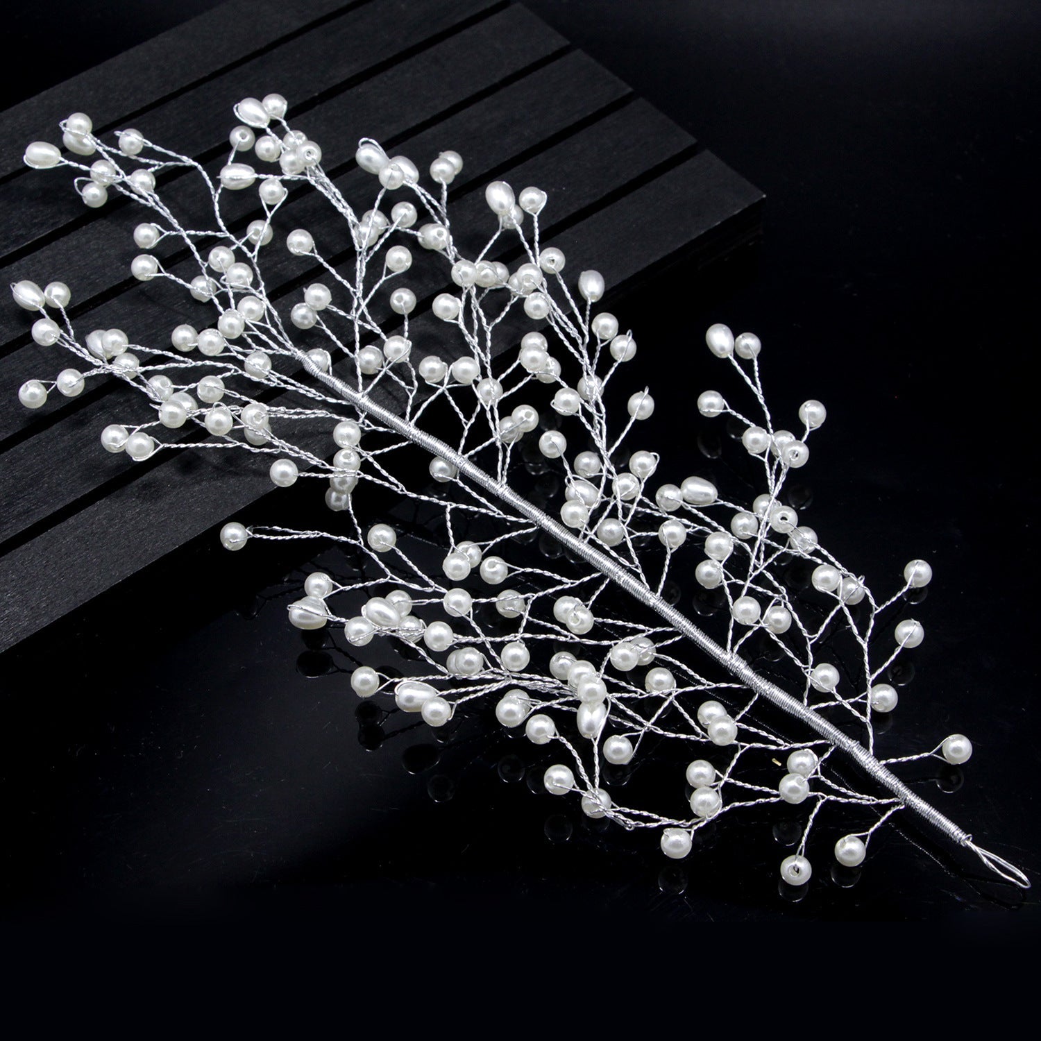 Spiro di sposa Valstrend con acconciatura da outdoor, decorata con perle fatte a mano e foglie in stile elegante.