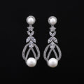 Orecchini femminili in argento 925 con perla e zirconia, finitura oro bianco, eleganti e raffinati.