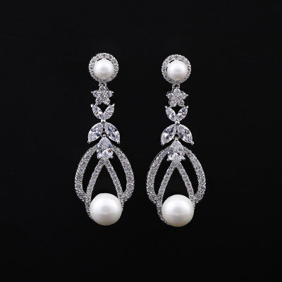 Orecchini femminili in argento 925 con perla e zirconia, finitura oro bianco, eleganti e raffinati.