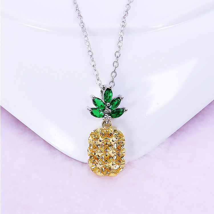Set di orecchini e collana con ananas di cristallo e cocco, stile tropicale, marchio Valstrend shop, dettaglio elegante e colorato