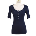 T-shirt donna Valstrend con colletto trasparente, maniche corte slim-fit e scollo half-open, stile elegante e moderno.