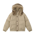 Collo di pelliccia e cappuccio su giacca in cotone uomo Valstrend shop, dettagli eleganti e stile casual.