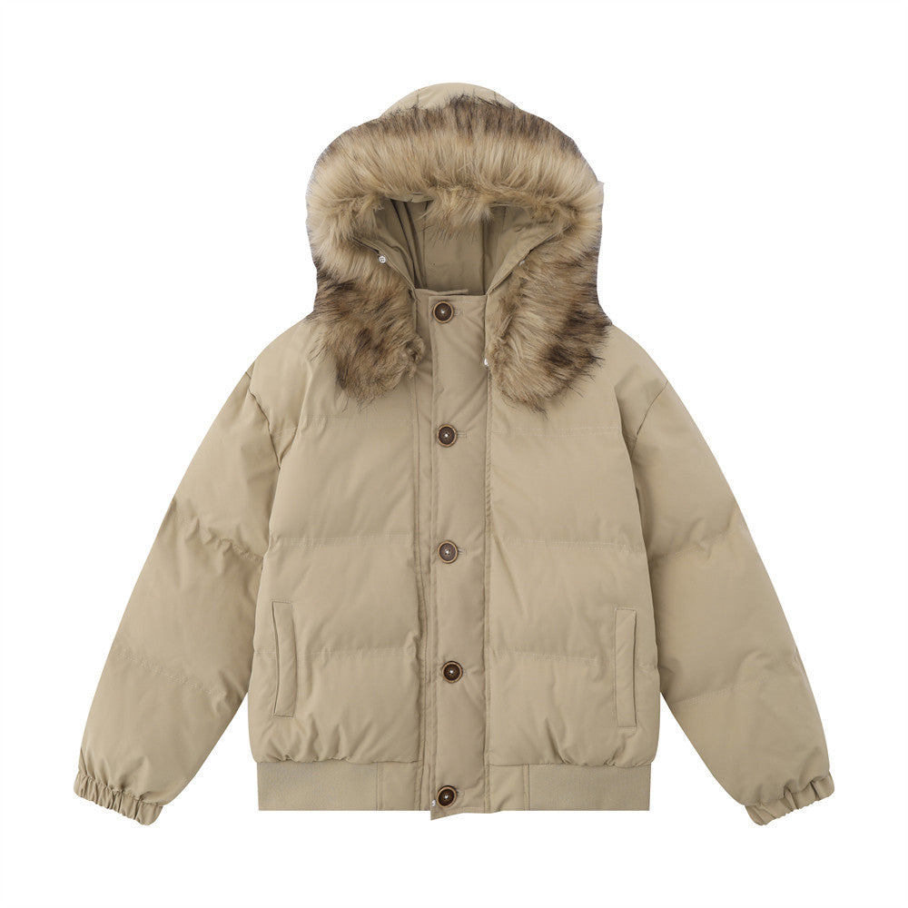 Collo di pelliccia e cappuccio su giacca in cotone uomo Valstrend shop, dettagli eleganti e stile casual.