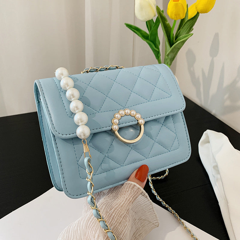 Borsa a tracolla Valstrend con catena di diamanti, design elegante con dettaglio di croce e tracolla in metallo lucido.