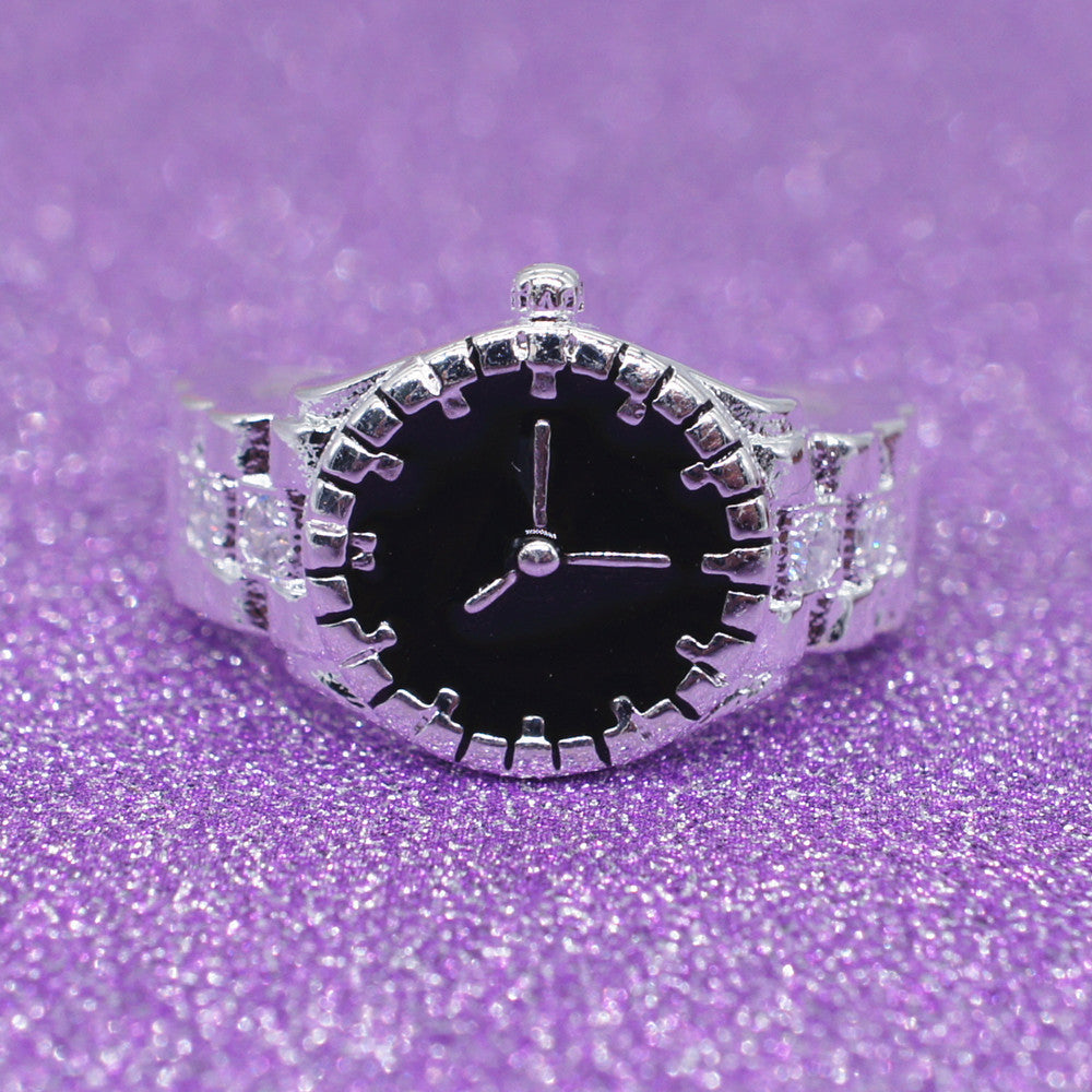 Anello di fidanzamento Valstrend con zirconia incastonata, ispirato al commercio tra Europa e Stati Uniti, gioiello elegante e raffinato.