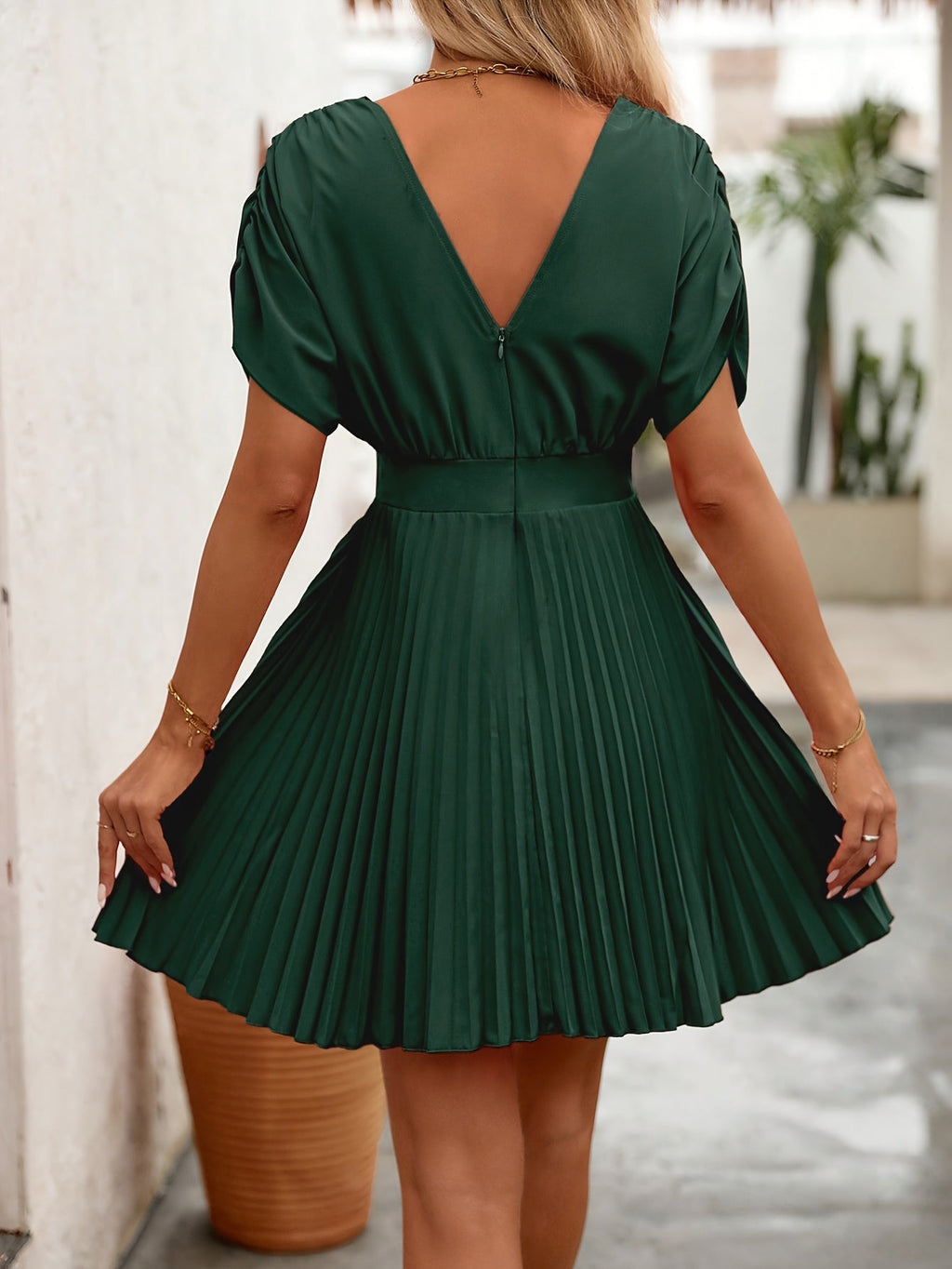 Vestito elegante verde Valstrend con maniche a pipistrello, scollo a V, vita stretta e orlo arricciato, perfetto per primavera estate.